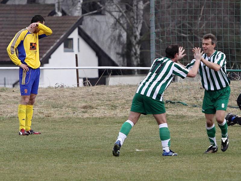 Hosté hráli od 22. minuty v  deseti a v 63. minutě dokonce vedou volejem Nováka 1:0 !  // Sokol Hostouň - Loděnice 2:1 (0:0), utkání I.B stč. kraj, tř. 2010/11, hráno 27.3.2011