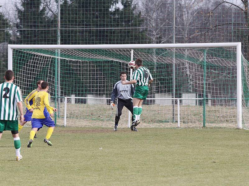 Další zabitá tutovka hostí. Petr Dostál: "Kam to chceš?" Michal Douša: "Do náručí!" ...a tak se i stalo. //  Sokol Hostouň - Loděnice 2:1 (0:0), utkání I.B stč. kraj, tř. 2010/11, hráno 27.3.2011