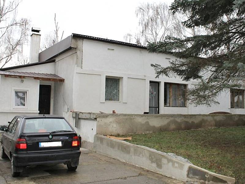 V tomto domě v Bratkovicích vrazila 24. listopadu 2015 žena muži nůž do břicha. Ten na následky zranění zemřel.