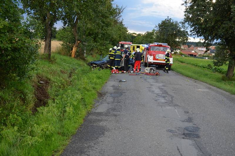 Vážná nehoda mezi Žilinou a Družcem. Neděle, 15. července 2012, krátce před dvacátou hodinou. 