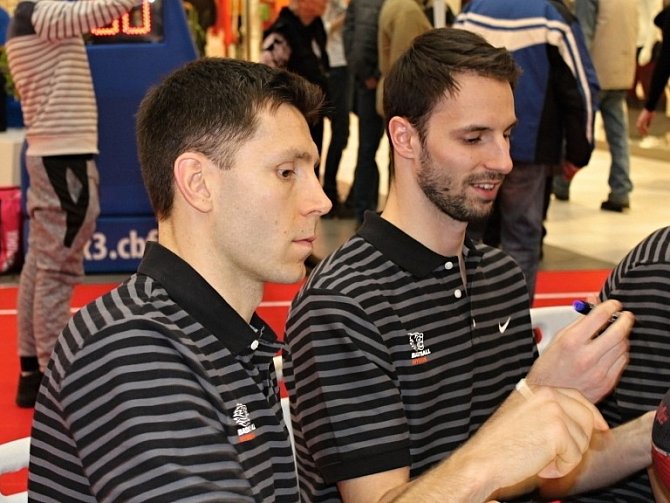 Basketbalisté Nymburka Vojtěch Hruban (vpravo) a Petr Benda si zahrají All Star Game.