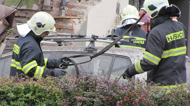 Výbuch rodinného domu v Kladně v ulici 5. května způsobil patrně unikající plyn