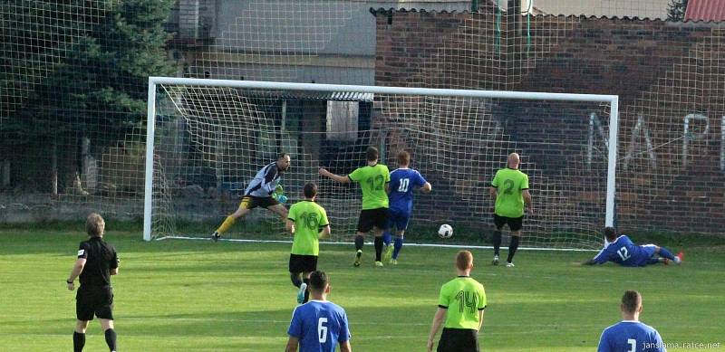 Dynamo Nelahozeves porazilo Čechii Velká Dobrá (v pruhovaném) jasně 4:0