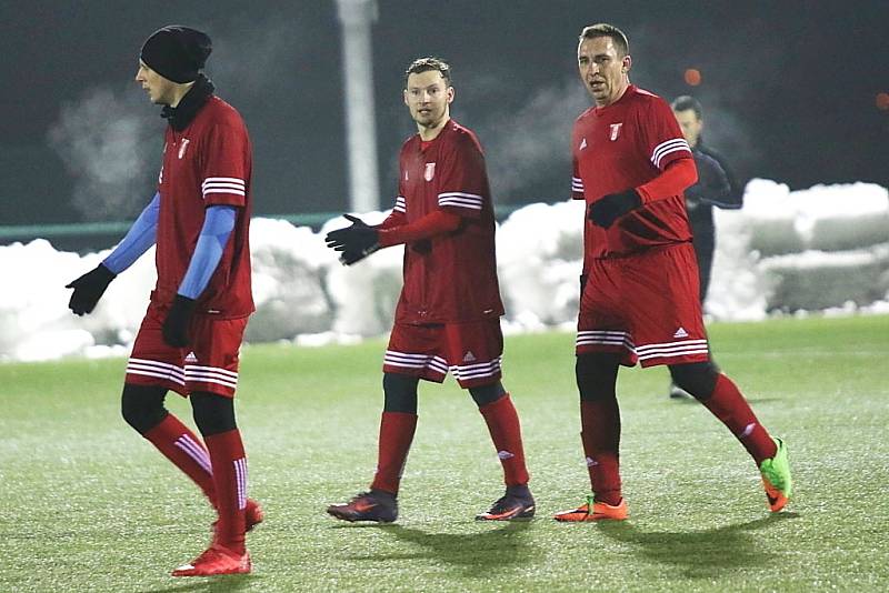 Tatran Rakovník (v zeleném) porazil v Rynholci za velkého deště Libušín 2:1.