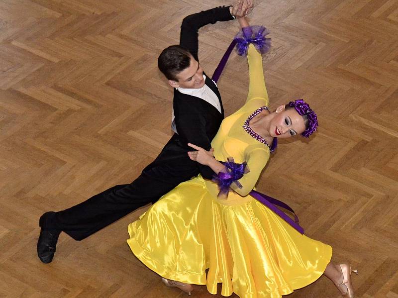 Jan Burant a Eliška Plachá na tanečním parketu a se svými oceněními.