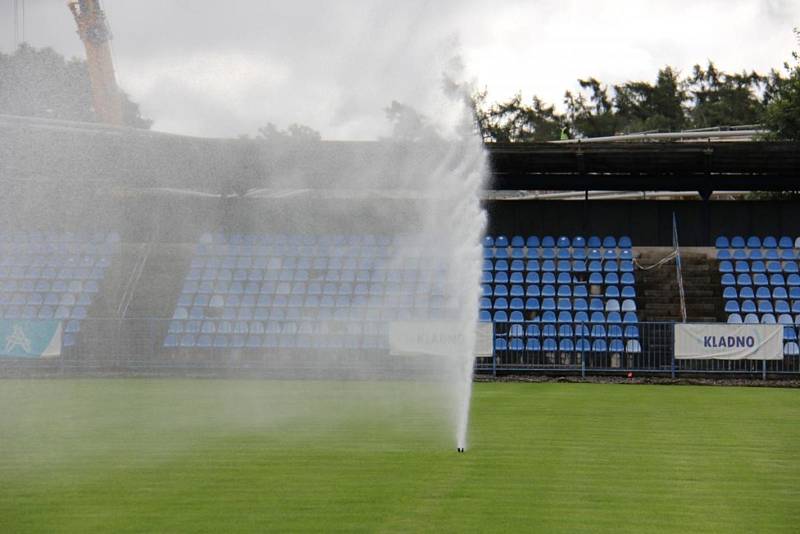 Nový zavlažovací systém na kladenském fotbalovém stadionu.