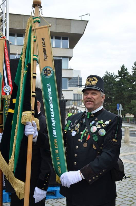 Klub Přátel Hornických Tradic vyrazil do Mostu. Foto: Jitka Krňanská