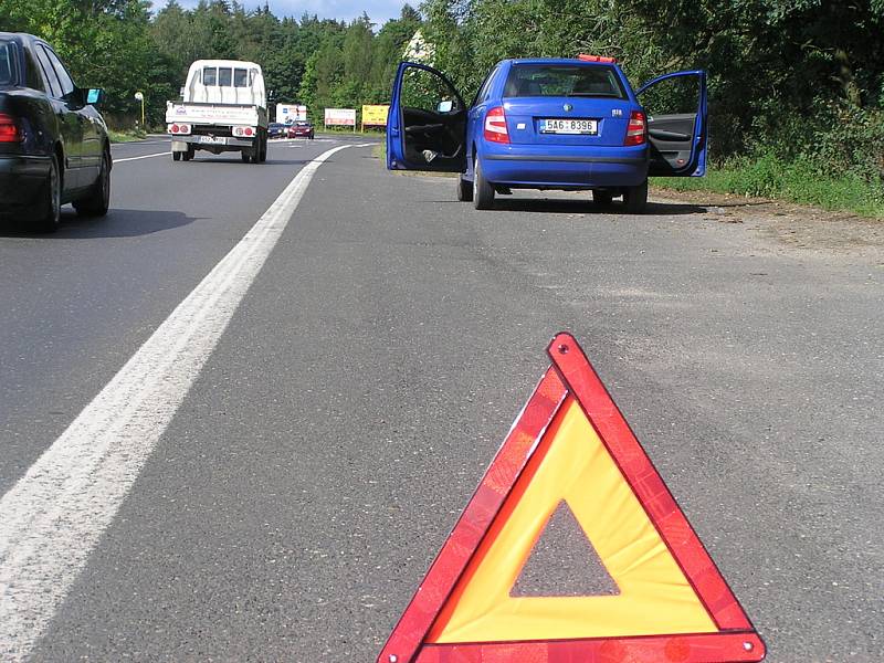 S výstražným trojúhelníkem čekala redaktorka na zastavení zachránce. 