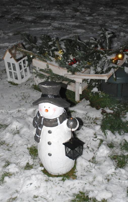 Lidé si užívali na Barborku zasněžené Kladenské Vánoce.