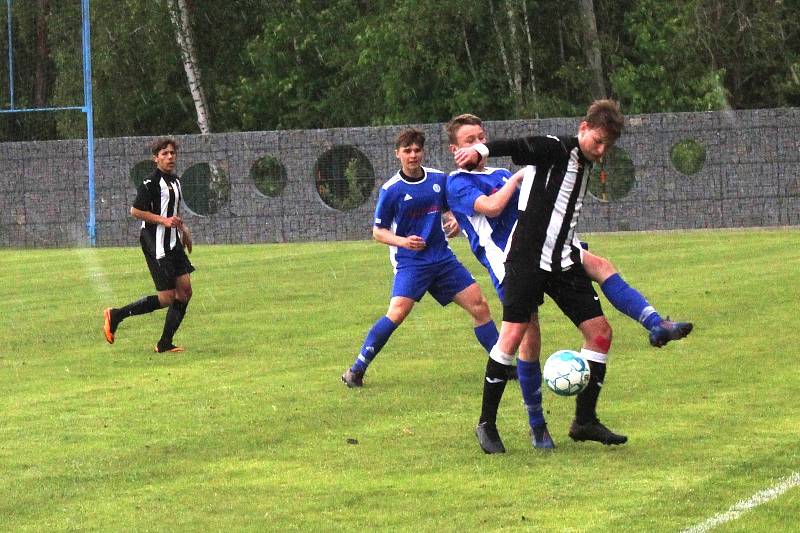 Dorost SK Kladno (v modrém) podlehl v přípravě Admiře Praha 1:4.