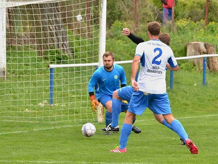 Brandýsek (v bílém) nedal šanci Kročehlavům a vyhrál 3:0.