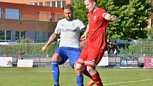 Slaný (v bílém) přehrálo 1:0 Libušín a poslalo ho o soutěž níž.