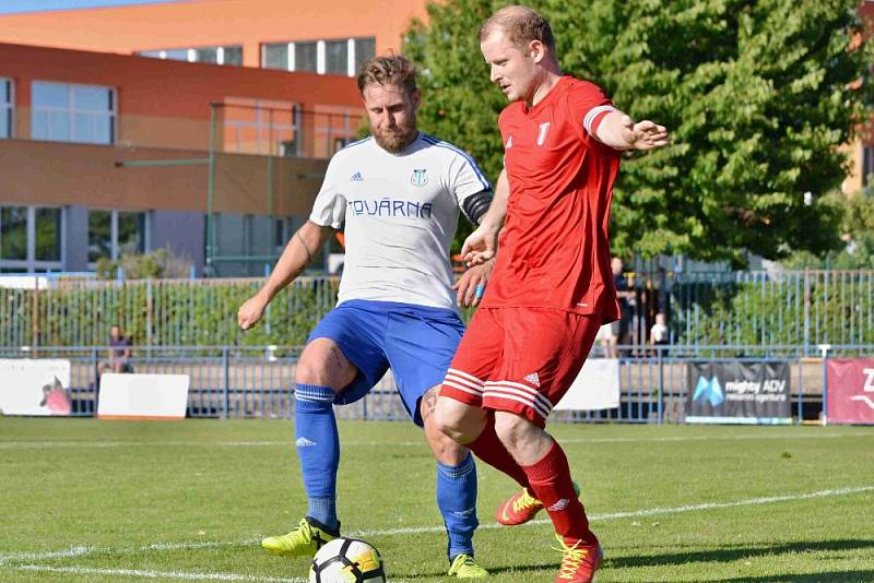 Slaný (v bílém) přehrálo 1:0 Libušín a poslalo ho o soutěž níž.