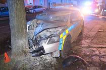 V Kladně nabouralo policejní auto, po srážce s fordem narazilo do stromu.