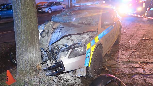 V Kladně nabouralo policejní auto, po srážce s fordem narazilo do stromu.