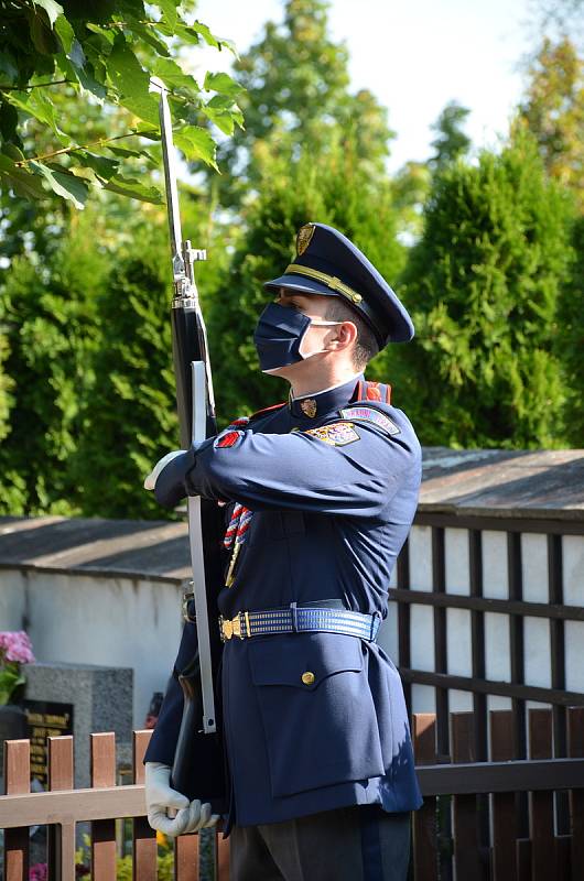 Poklonit se památce prvního československého prezidenta Tomáše Garrigue Masaryka přijeli v pondělí 14. září do Lán přední političtí představitelé, ale také zástupci Sokola a dalších organizací.