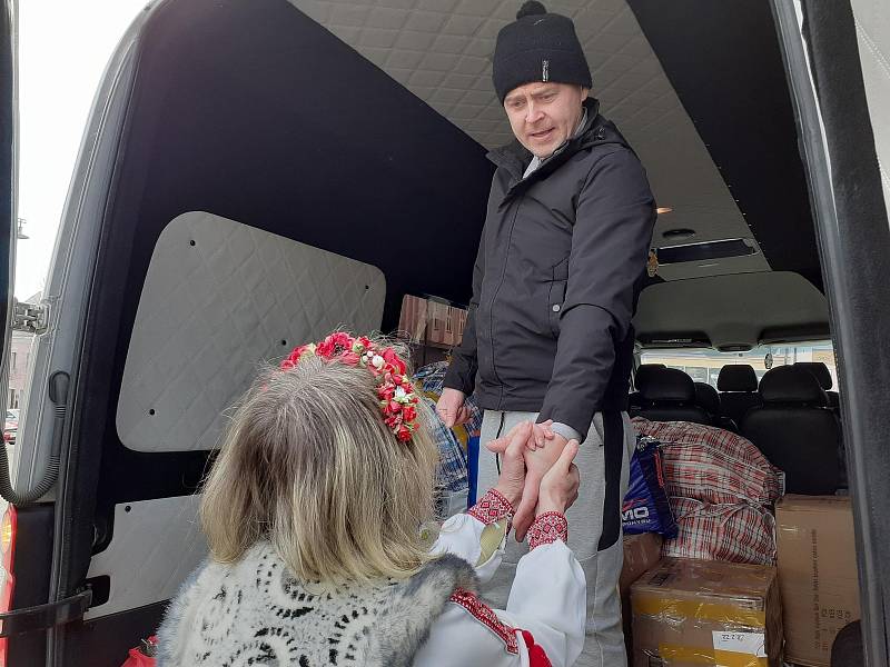 Manželé Lenka a Michayl jsou rodilými Ukrajinci a v Kladně žijí už třicet let. Jejich pomoc aktuálně nejvíce míří k opuštěným dětem na Ukrajině, kterým se zatím nepodařilo dostat do bezpečí.