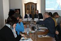 Středeční tisková konference s primátorem Kladna Danem Jiránkem a dalšími představiteli města v prostorách Kladenského zámku.