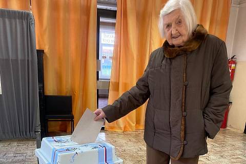 Devětadevadesátiletá volička Lidmila u druhého kola prezidentských voleb ve Slaném