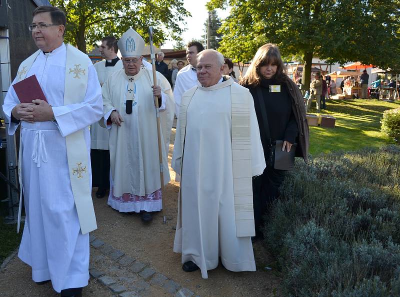 Slavnostní bohoslužby se účastnil kardinál Dominik Duka.