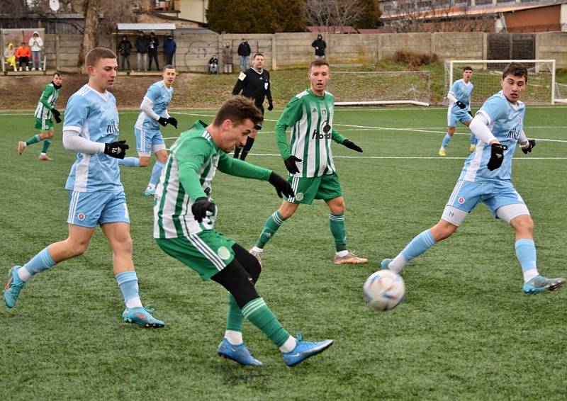 Slovan Bratislava B (ve světle modrém) porazil v přípravě Sokol Hostouň 2:1.