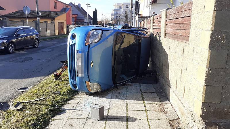 Ve Slaném se srazila dvě auta, jedno se převrátilo a skončilo na boku u zdi.