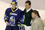 Rytíři Kladno - HC Pardubice, 49. kolo ELH 2011-12, hráné 17.2.12. Petr Kafka přebral křišťálový puk