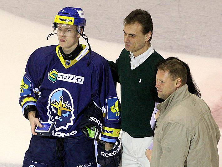 Rytíři Kladno - HC Pardubice, 49. kolo ELH 2011-12, hráné 17.2.12. Petr Kafka přebral křišťálový puk