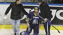 Rytíři Kladno - HC Pardubice, 49. kolo ELH 2011-12, hráné 17.2.12. Dragoun po zásahu Salfického hokejky