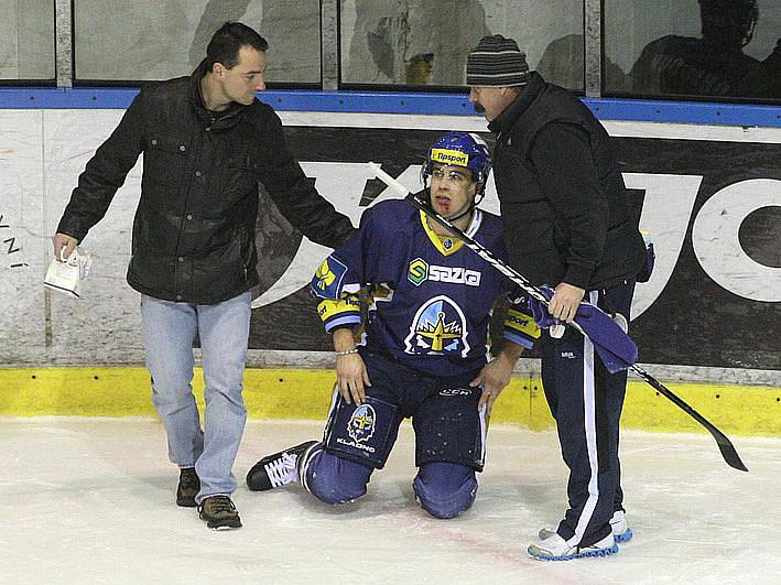 Rytíři Kladno - HC Pardubice, 49. kolo ELH 2011-12, hráné 17.2.12. Dragoun po zásahu Salfického hokejky