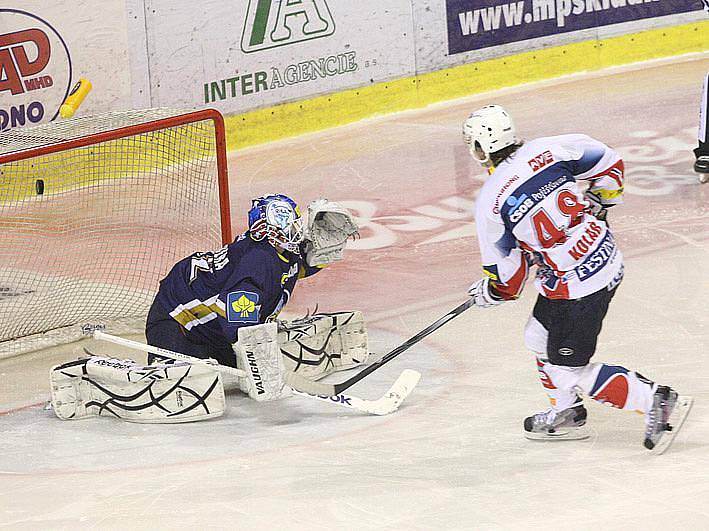 Rytíři Kladno - HC Pardubice, 49. kolo ELH 2011-12, hráné 17.2.12. Kolář proměnil nařízené trestné střílení a srovnal na 3 : 3