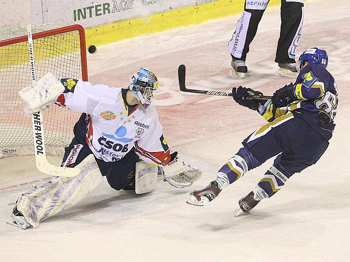 Rytíři Kladno - HC Pardubice, 49. kolo ELH 2011-12, hráné 17.2.12. Petr Kafka těsně mimo