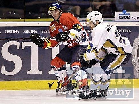 Pardubice - Kladno - 6.2.2012, vpravo autor prvního gólu Marek Hovorka. 