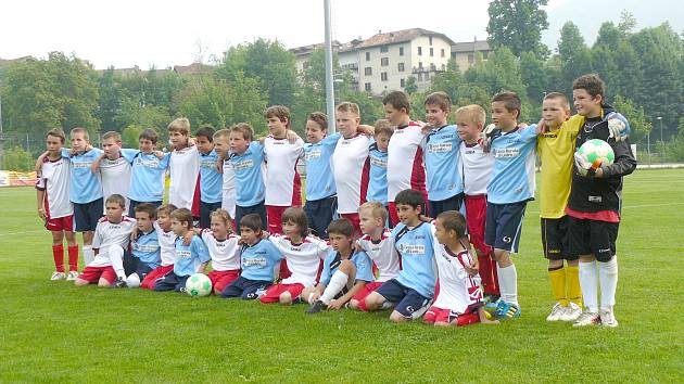 Fotbalová družstva přípravek SK Doksy (v bílých dresech) sehrála přátelská utkání s mládežnickými týmy  místního A.C. Ledrense. 