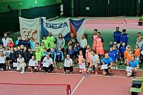 Mladí tenisté LTC Slovan Kladno se probojovali do republikového finále družstev. Slavnostní vyhlášení - slovanisté jsou uprostřed v světlo-tmavě modrých bundách.