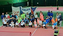 Mladí tenisté LTC Slovan Kladno se probojovali do republikového finále družstev. Slavnostní vyhlášení - slovanisté jsou uprostřed v světlo-tmavě modrých bundách.