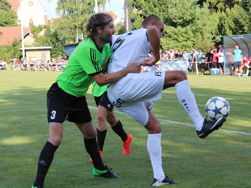 Velvary (v zeleném) prohrály v MOL Cupu s Hradcem Králové 0:1. Obrtlík tvrdě bránil obra Žondru