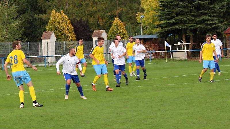 Vyrovnaný zápas I. A třídy vyhráli fotbalisté Velké Dobré (v bílém) - SK Rakovník přehráli 1:0.