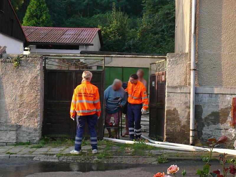 V rodinném domku v Kladně–Švermově začalo hořet od cigarety, s níž majitel usnul v posteli.