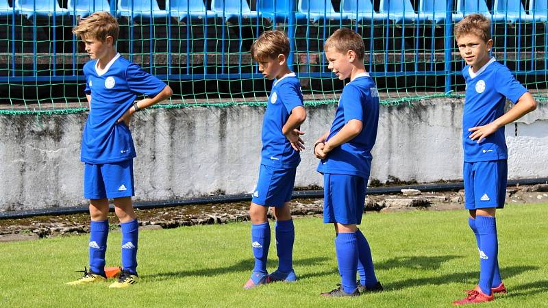 Trenér reprezentace Jaroslav Šilhavý a jednadvacítky Jan Suchopárek navštívili letní přípravný kemp mládeže SK Kladno.