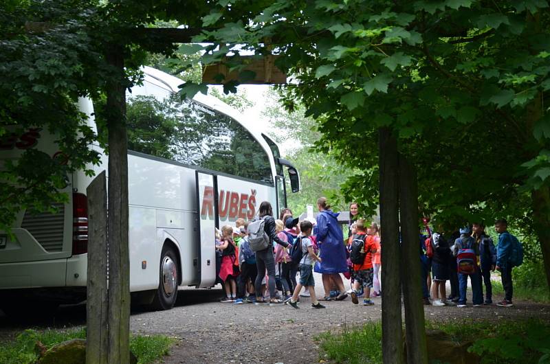 Žáci ze Základní školy v Jiráskově ulici v Kladně-Švermově na exkurzi v Avesu.