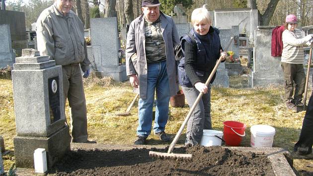 SVAZ BOJOVNÍKŮ ZA SVOBODU letos pořádal se spolupráci s dalšími organizacemi podobnou brigádu na hřbitově v Libušíně, kde se nachází několik hrobů legionářů, o které nikdo nepečoval. 