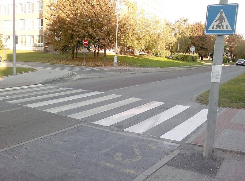 Na několika místech v Unhoťské ulici v Kladně jsou opět zebry. 