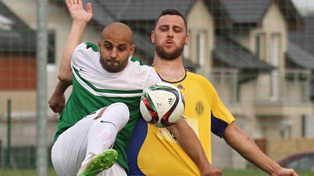 Sokol Hostouň - SK Lhota 2:1, Podraný (vlevo) a domácí Motlík