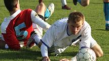 Jan Čurda po souboji s Michalem Šmídem // SK Kladno -  Kunice  2:2 (1:0) , utkání 14.k. CFL. ligy 2011/12, hráno 12:11.2011