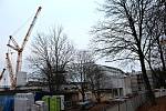 Rekonstrukce zimního stadionu v Kladně se nyní hodně zrychlila, už se pokládá nová střecha a opravuje fasáda čelní budovy.