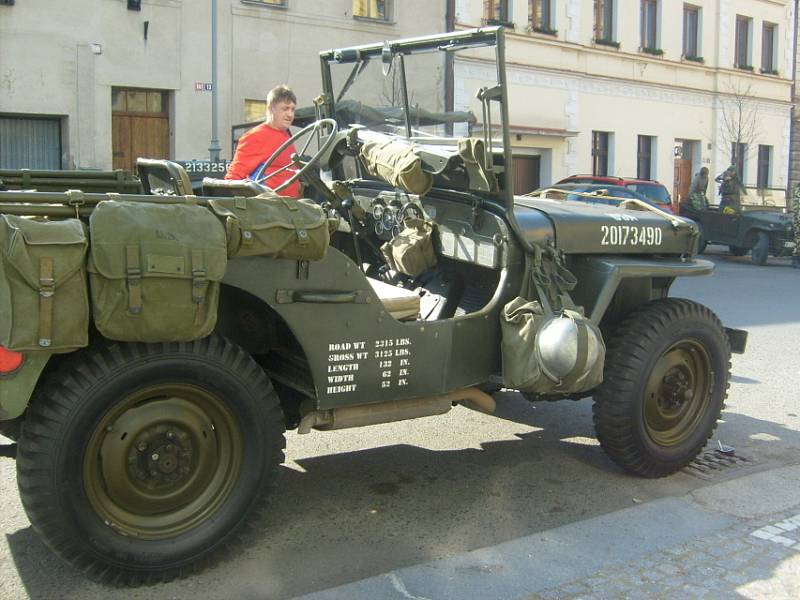 Slánská Wilsonova třída se v sobotu stala tradičním dostaveníčkem příznivců historických vojenských vozidel z II. světové války.