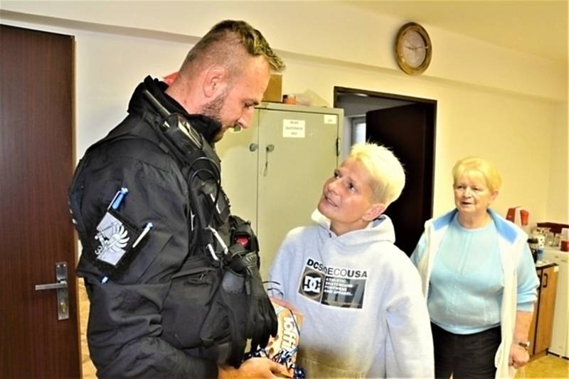 Matka čtyř dětí vděčí za záchranu života policistovi, osobně mu přišla poděkovat.