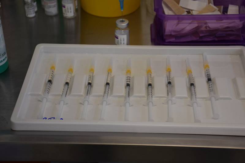 Očkování proti covidu v Kladně zdárně pokračuje.