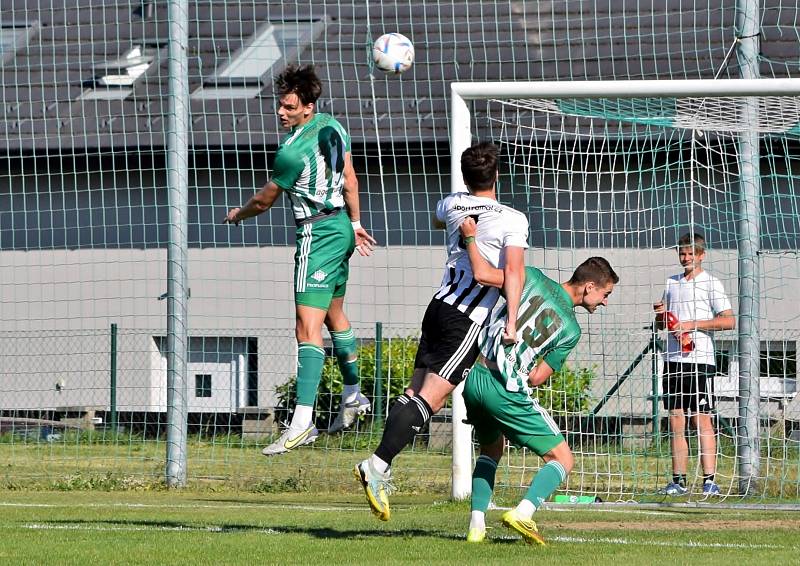 Fotbalisté Sokola Hostouň (v zelenobílém) přemohli Admiru Praha 1:0 gólem v závěru.